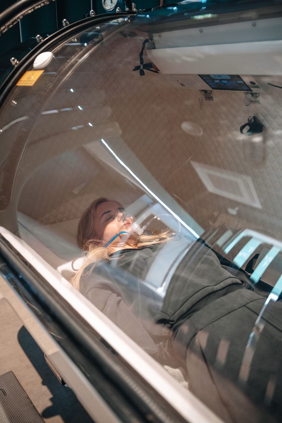 A relaxing oxygen therapy session inside the AeroVita F85 steel chamber
